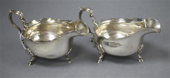 A pair of George V silver sauceboats, Adie Brothers, Birmingham, 1923, 11oz.